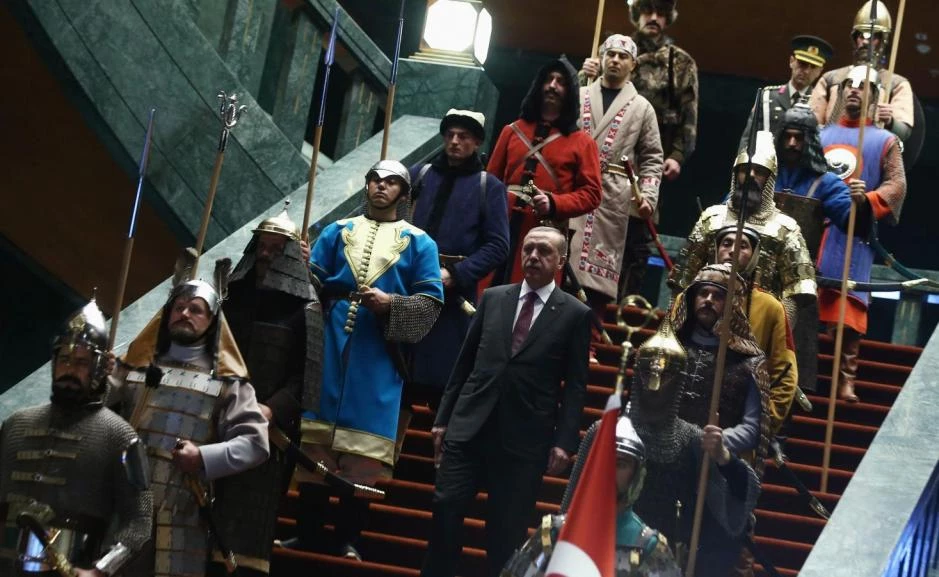 Οι Γάλλοι «ισοπεδώνουν» τον Ερντογάν – Τον διασύρουν σε όλο τον κόσμο – Γαλλικοί «κανονιοβολισμοί» για τις τακτικές του «σουλτάνου»